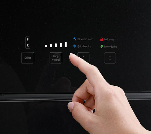 Bảng điều khiển cảm ứng thông minh trên tủ lạnh Hitachi FG560PGV8 GBK